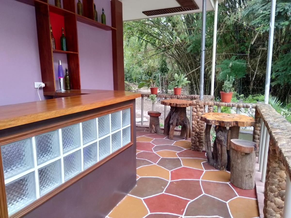 Banamboo Hostel Badian Exterior photo