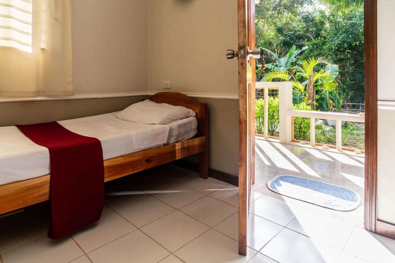 Banamboo Hostel Badian Exterior photo