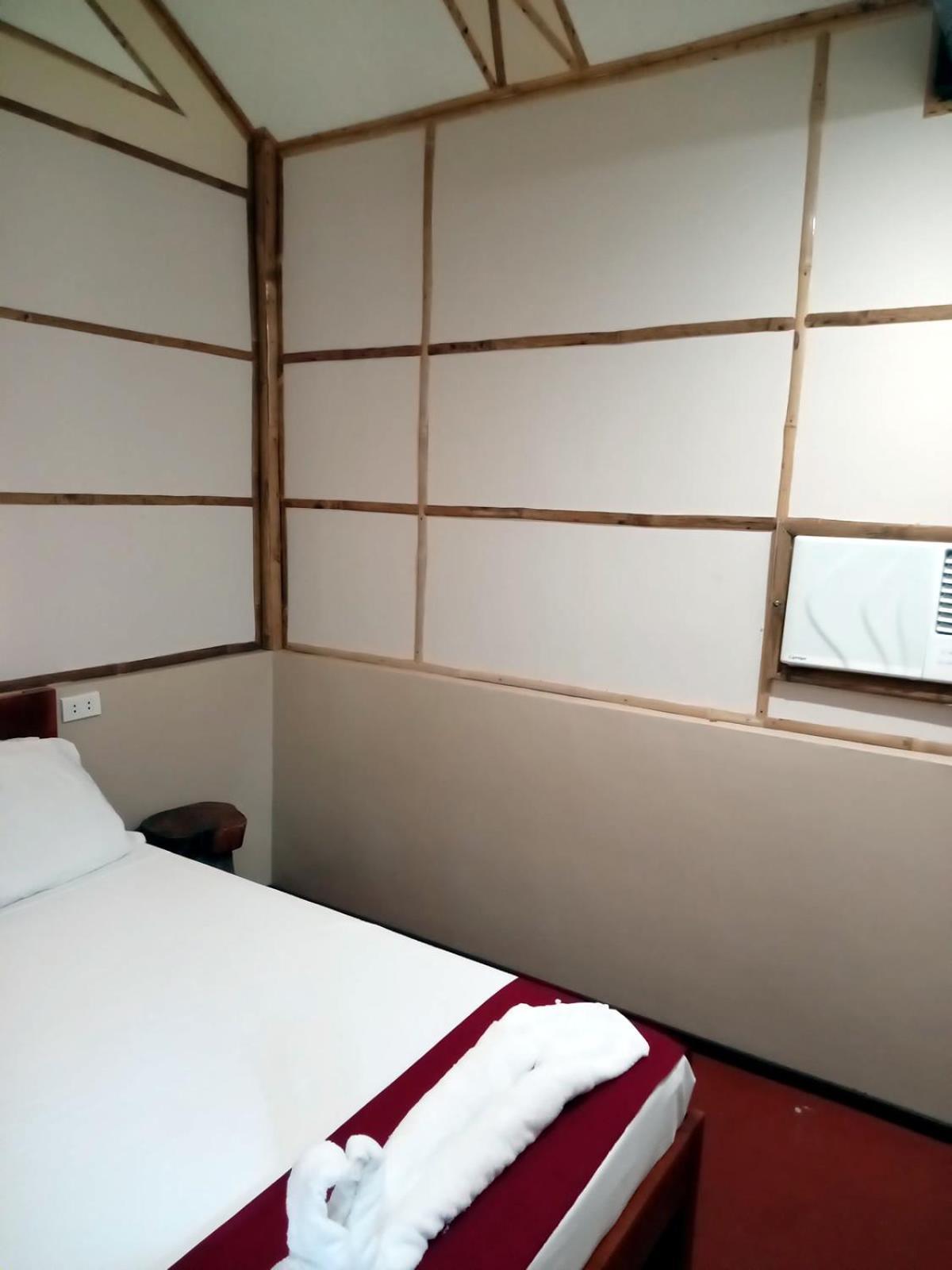 Banamboo Hostel Badian Exterior photo